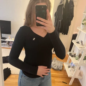 Tröja - En vintage marinblå tröja med som är vi ringad.  Kontakta för pris och fler bilder