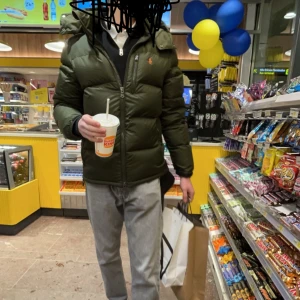 Ralph lauren jacka - Tja köpte jackan för 1 månad sedan och använt den typ 2 gånger så den är i nyskick. Pris kan diskuteras