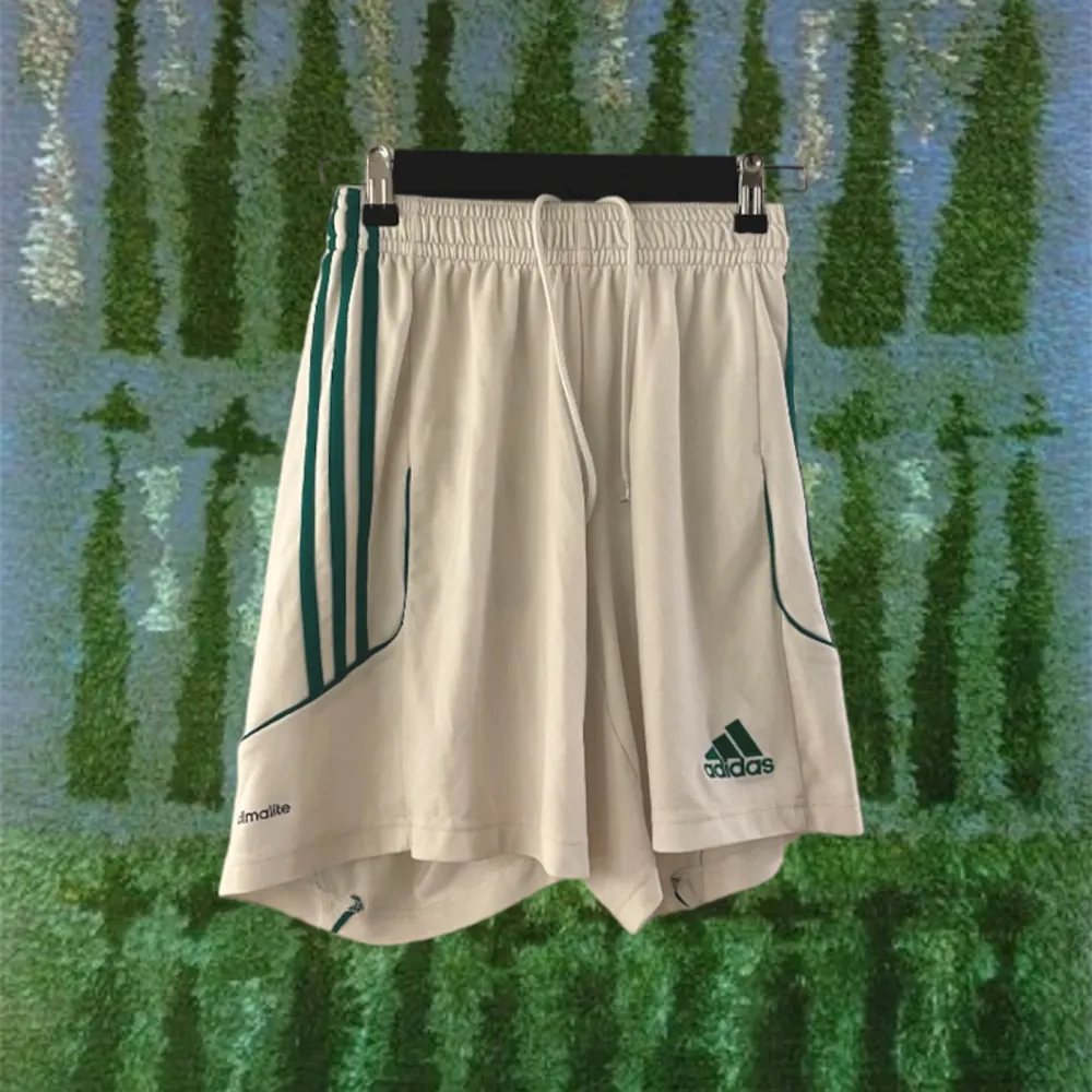 Vita vintage adidas shorts med gröna ränder!! Fint skick, Storlek S :)). Shorts.