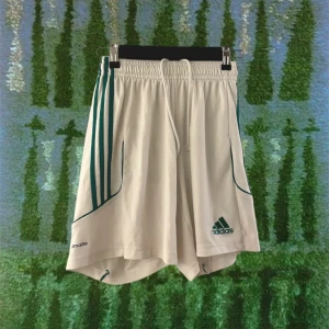 Vintage retro adidas tränings shorts  - Vita vintage adidas shorts med gröna ränder!! Fint skick, Storlek S :))