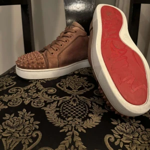 Sällsynta Christian Louboutin - Ta chansen att äga dessa sällsynta Christian Louboutin-skor i storlek 42. Perfekta för större fötter och i utmärkt skick med kvitto för äkthet. Medföljer är extra spikar, extrasnören och en dust bag. Endast 4500 kr – en fantastisk deal. Nypris 12k