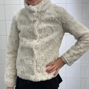 Vit fuskpäls i strl 140 - Vit jacka av fuskpäls strl 140 i fint skick