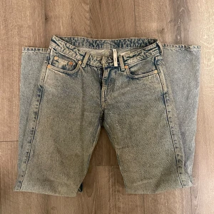 Low arrow jeans  - Super snygga jeans i modellen arrow low från weekday, som tyvärr är försmå för mig🩵Bra skick