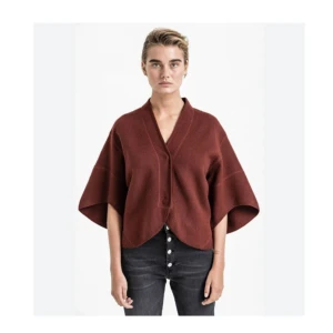 Vinröd Dagmar kofta! - Säljer nu denna house of Dagmar kofta då jag inte får tillräckligt med användning av den! Bra skick!🥰