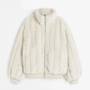 Teddy jacka  - Säljer en helt ny och slutsåld Teddy jacka ifrån H&M. Den är aldrig använd och prislapparna sitter kvar på jackan! Jackan är efterfrågad och sålde slut extremt snabbt på deras hemsida så passa på att köpa! Nypris 499kr!