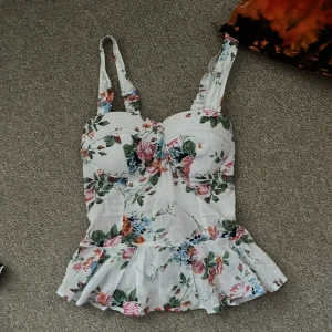 blommig topp - Så söt blommig topp med volang!