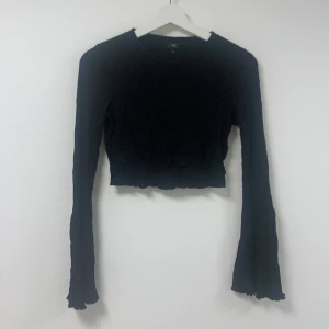 långärmad croptop - långärmad croptop med klockade ärmar, så wavy längst ner på både ärmar och tröjan i sig