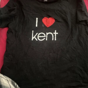 kent  - i love kent tröja som jag gjort själv, har en fläck på sig men som inte syns så mycket, väldigt bra skick och gpr att tvätta som vanligt 