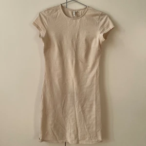 Klänning - Beige/rosa jerseyklänning från Nelly! Formar sig superfint efter kroppen🌸