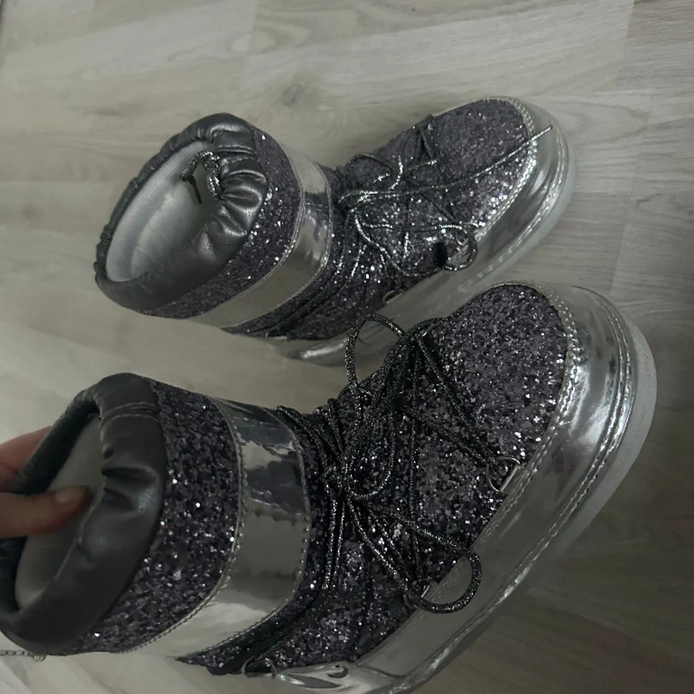 Säljer ett par glittriga inuikii-liknande skor då de är för stora för mig💞De är i toppenskick, dock är ena skon något trasig i hälen då de blivit veckade (skriv för bild), därav priset! . Skor.