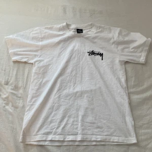 Stussy tröja - Helt ny sick inga fläckar eller hål bara provad säljer den för det var en present men den passade inte skriv för fler bilder och frågor!😊