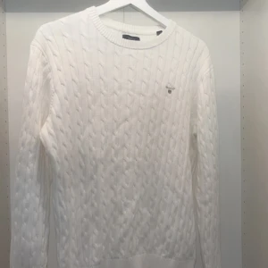 GANT Kabelstickad Bomullströja Vit -  GANT tröja i vitt  I bra skick, knappt använd.  Säljer på grund av att jag vuxit ur tröjan.  Storlek: 158/164cm  Nypris: 900kr  Har ni frågor eller funderingar är det bara att höra av er!  