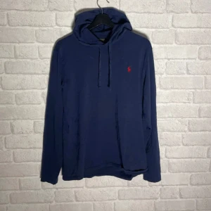 Ralph lauren hoodie  - Tunnare material i en ralph lauren hoodie i storlek m. Passar mig perfekt som är 183 