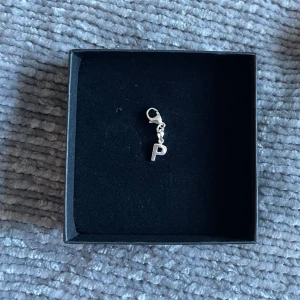 Berlock  - Säljer en berlock från Posh eller Hallbergs guld som den är köpt på , helt ny och oanvänd