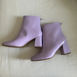 Glansiga lila ankelklackar - Lite funky men Aa, helt nya, aldrig använda 125kr + frakt 