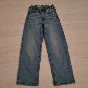 Lab jeans, wide fit, använt typ 5 ggr, köpt för 350, säljer för 90.