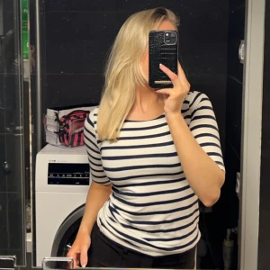 Randig tröja från Gina Tricot, strl S - Superfin randig tröja med trekvartsärm, i färgerna marinblått och vitt. Strl S, frakt tillkommer vid köp. 💞