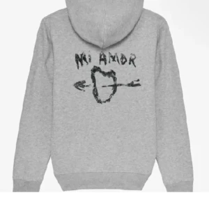 Mi Amor hoodie  - Säljer min mi Amor hoodie, köpte den för 1700 och är inte alls mycket använd. Har en liten defekt på ena snöret men inget man tänker på alls, annars ser den ut som ny!  Kom privat för fler bilder💕 Priset går att diskutera Tryck inte på köp nu!! 