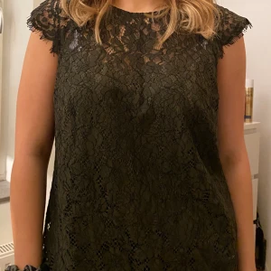 Spets tröja från HM - Supersnygg spets topp från hm i storlek L men passar mig som är M-S❤️bara använd fåtal gånger❤️