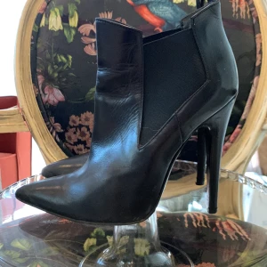 Stövletter 37 - Underbara höga stilett stövletter från Roberto Festa 💖 Storlek 37 klackhöjd 11 cm. De är använda men i fint skick❣️