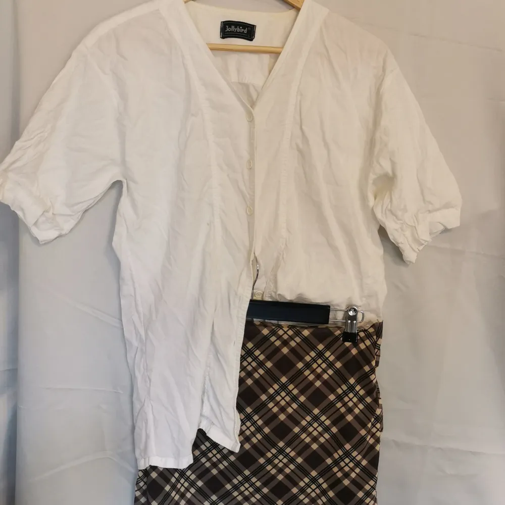 Säljer ihop eller separat. Skjortan har unikt mönster i sömmen och är ett bra basplagg i garderoben. Kjolen är i storlek xs, väldigt kort men stretchig. . Skjortor.