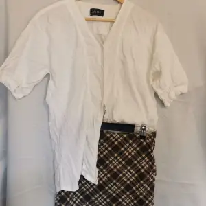 Säljer ihop eller separat. Skjortan har unikt mönster i sömmen och är ett bra basplagg i garderoben. Kjolen är i storlek xs, väldigt kort men stretchig. 