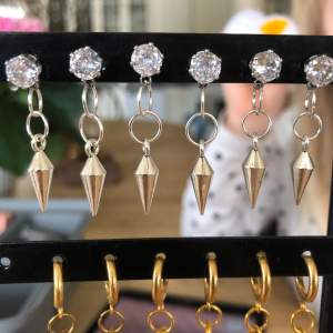 Säljer dessa jättefina örhängen!❤️ Finns i guld och andra olika typer ❤️kom privat för frågor! @smycken by Tora❤️😻