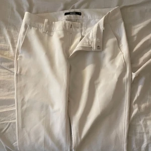 Låga kostymbyxor vita - Säljer mina vita kostymbyxor från bikbok. Dom är i fint sick, något lortiga längst ner men det är inget som syns så. Är i storlek 38 men har suttit okej på mig o jag e 34-36