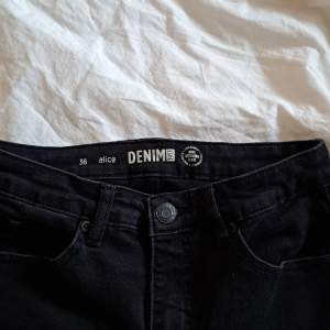 Svarta jeans storlek 36 knappt använda lite lågmidjade 