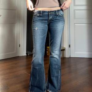 Ett par otroligt fina Silver jeans, lågmidjade och bootcut. 💛 De är köpta i USA för många år sedan men är aldrig använda, de är i nyskick. 🙌 höftmåttet är 90 cm (runt hela) och innerbensmåttet är 78 cm. 🤩