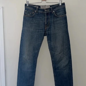 Jacob Cohen  - Säljer nu mina Jacob Cohen jeans i grymt skick, Storlek 32, höft till höft måttet är 42-43 cm. Längd är ungefär 76-77 cm. Motsvarar 32/30. Scarf och påse följer med🤝 skriv för mer frågor eller liknande.