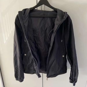 Moncler windbreaker  - Tja, säljer nu denna feta Moncler windbreaker i färgen svart. Givetvis äkta! Jackan är i toppen skick. Tveka inte på att höra av dig vid eventuella frågor🙌