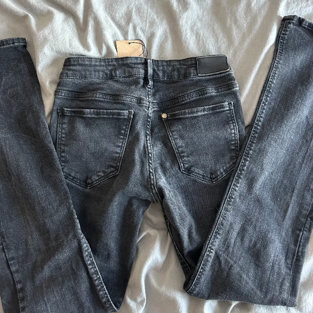 Säljer ett par H&M jeans som jag köpt på sellpy men visade sig vara alldeles för små. Jag är 164 cm och de är kanske 4 cm för kort i längden.  Skriv om ni frågor så kan jag skicka hur de sitter på! De är urtvättad svart/grå! KÖPAREN STÅR FÖR FRAKT. Jeans & Byxor.