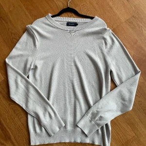 Riley sweatshirt - En långärmad sweater från Riley, köpt på Brothers för 600 endast använd en eller två gånger. Skick 10/10. Hör av er vid andra frågor 🙌