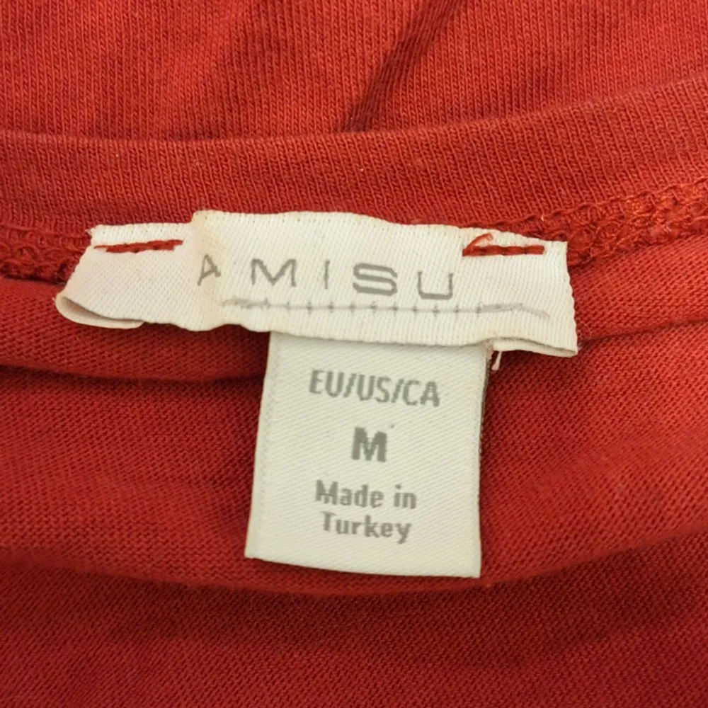 En jättefin röd t-shirt ifrån Amisu. Storlek M men skulle säga att den är mer S. Använd ungefär 2 gånger men annars i bra skick 💕 Det finns en liten fläck men den borde gå bort i tvätten! . T-paidat.