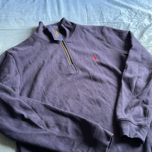 Ralph lauren quarter zip - Helt fräsch Ralph lauren quarter zip | Storlek. M passar även S | Pris ej hugget i sten, kan tänka mig gå ner en slant vid snabb affär ✅🤝🏻