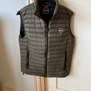 Colmar väst - Säljer nu min colmar väst då den blivit för liten. Västen är i väldigt bra skick och har inga defekter. Storlek 46, passar S. Hör av er vid frågor!