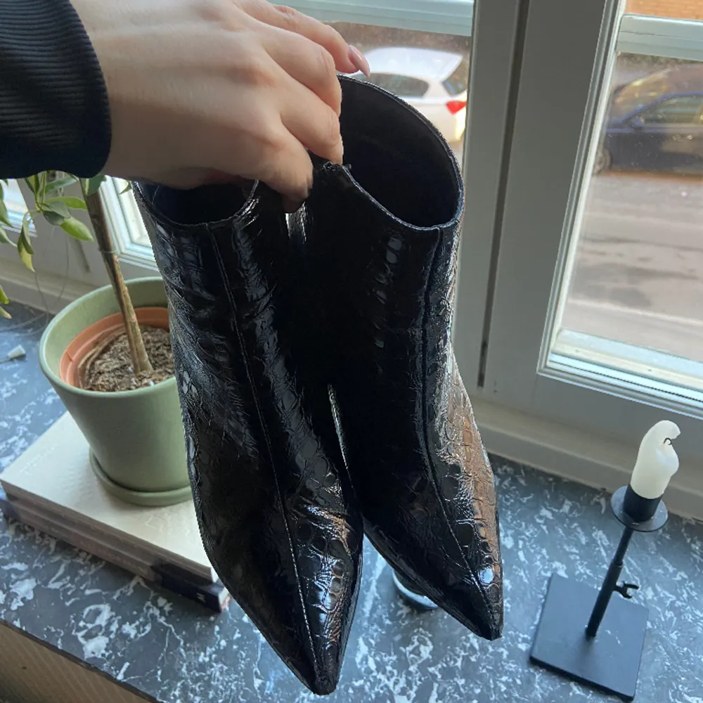 Jättesköna boots med klack, inga synliga tecken på användning! . Skor.