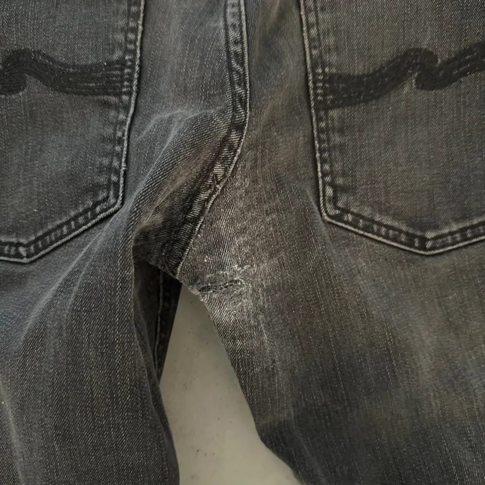 Tja säljer dessa feta nudie jeans, har en skada där bak som drar ner priset en del, syns ej när man går så ser som nya ut annars! Storlek 32 sitter aningen mindre . Jeans & Byxor.