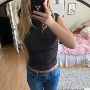 TAJT TOPP/LINNE - Säljer denna supersnygga toppen från Gina! Så snygg färg! Knappt använd - super skick! Rynkad i midjan. Passar även S