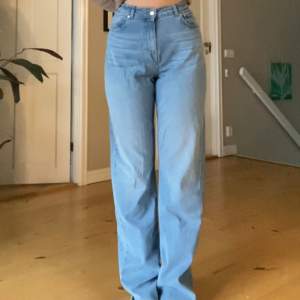 Säljer mina djerf Avenue straight jeans i storlek 31 (L). De är i tall och är använda 1 gång då de är för stora för mig (håller upp dem i min egna bild).   Nypris 1500kr (~150 dollar)