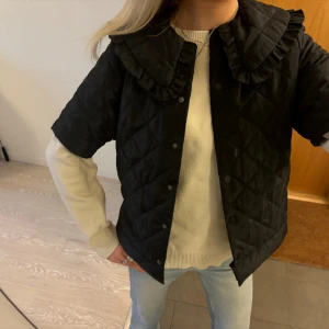 Kortärmad jacka  - Supersnygg kortärmad jacka från h&m med avtagbar ”krage”💕