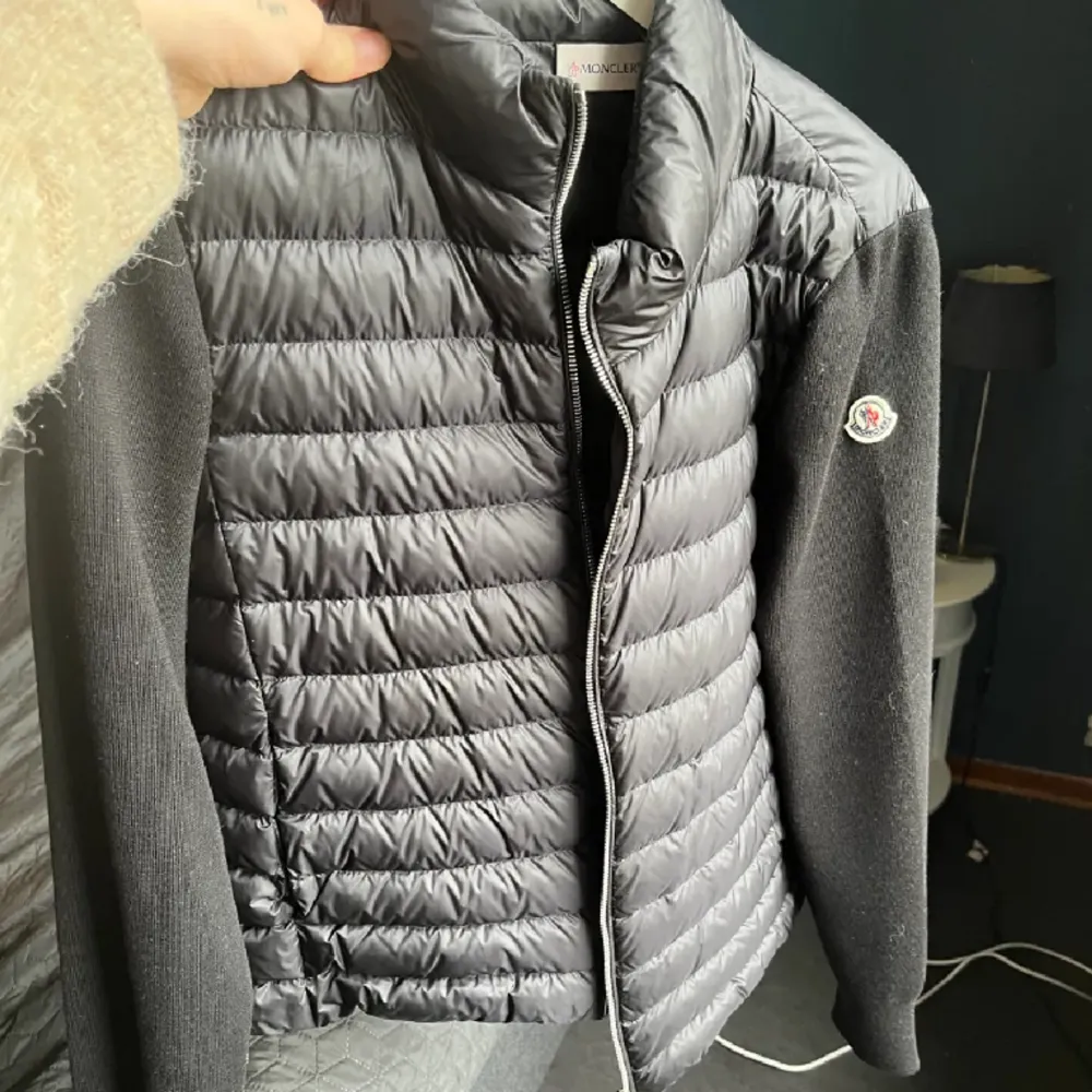 Intressekoll på min så fina moncler cardigan. Toppen skick! . Jackor.