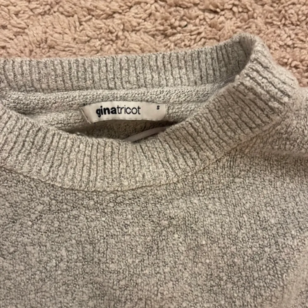 Säljer denna gråa tröjan från Gina då jag aldrig använder den🫶🏼 . Hoodies.