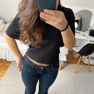 Gina blus - Populära Gina blusen med knytning och öppen rygg, lappen kvar och aldrig använd!