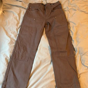 JADEDLONDON DOUBLE KNEES - Perfekt condition, använda en gång och inköpta för 1300. Säljer då dem inte passar mig tyvärr. Storlek 32/32