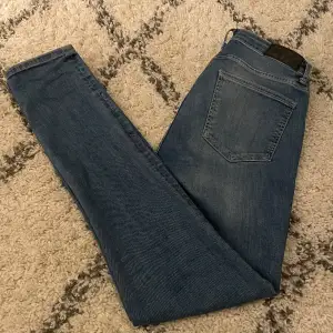 Tjo, säljer nu mina jeans från Dressman! |Köpta i dressman butik för 899kr och säljer nu dom för 100kr|Skick 9,5/10 dvs inga defekter alls| Storlek W 32 och L34| |Modell slim fit| Sitter bra på mig och är själv runt 180 snöret| Hör av er vid frågor!