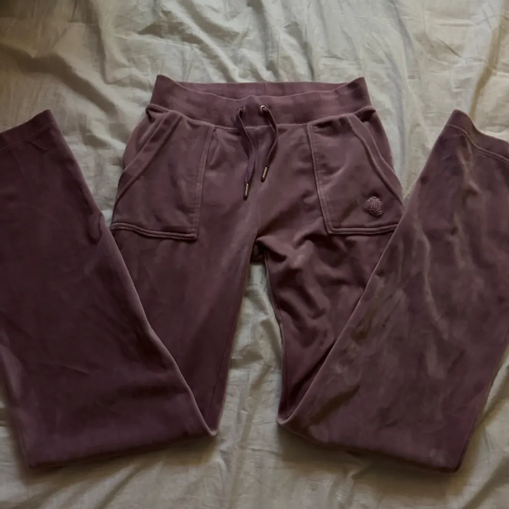 Ett par juicy i storlek xs i färgen keepsake lilac. Säljer för dom kommer inte till användning. Passar bra i längden på mig som är 167cm. . Jeans & Byxor.