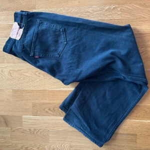 Levis jeans - Coola vintage Levis jeans. Lågmidjade och lösa. Perfekt längd för mig som är 165! Oklart vad de är för storlek men passar storlek 34-38!