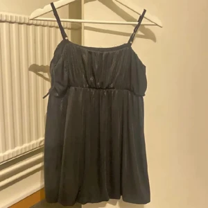 Topp - Svart fest topp, osäker på storlek men passar M💖Säljer för 150kr+frakt